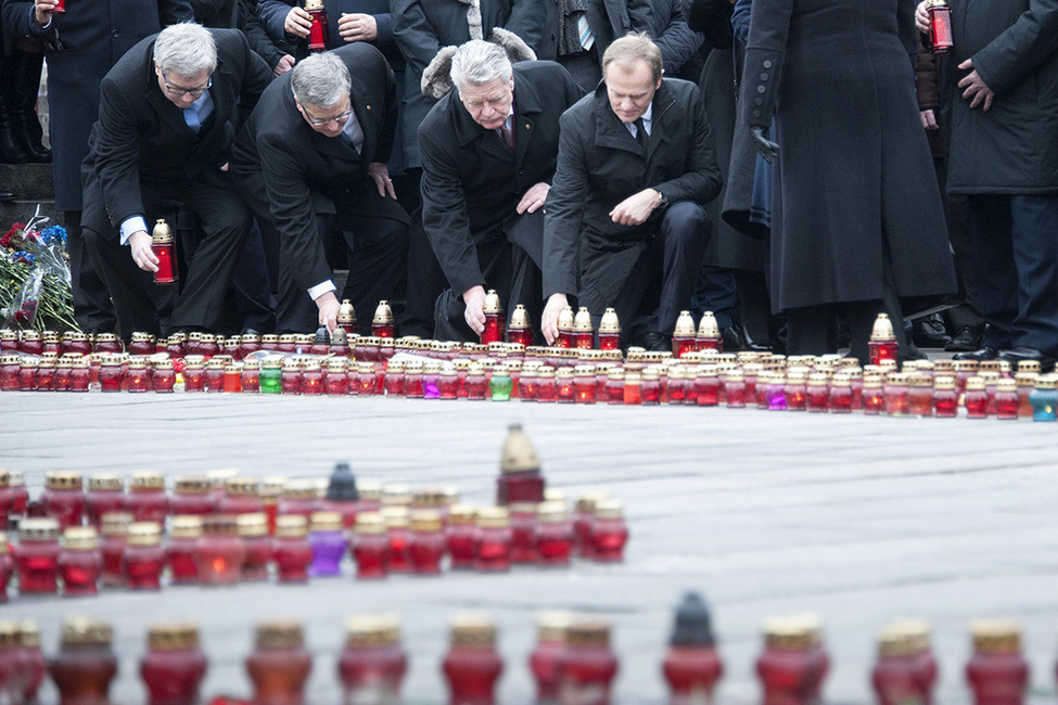 Bundespräsident Joachim Gauck gedenkt gemeinsam mit anderen Staatsoberhäuptern der Opfer des Maidan-Aufstandes in Kiew